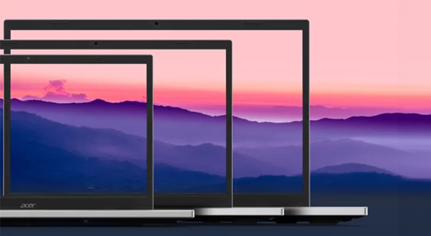 Drei Laptops in verschiedenen Größen zeigen eine Berglandschaft bei Sonnenaufgang mit pinkfarbenem Himmel.