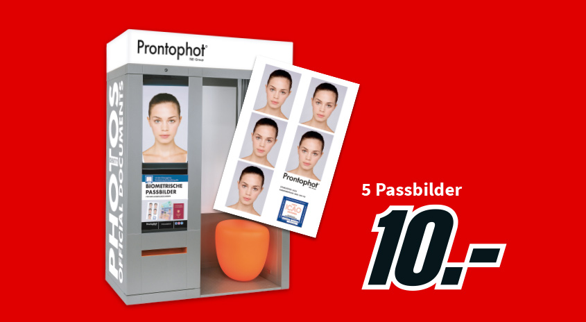 Ein Fotoautomat "Prontophot" mit Beispielfotos auf rotem Hintergrund, der Preis für 5 Passbilder beträgt 10 Euro.