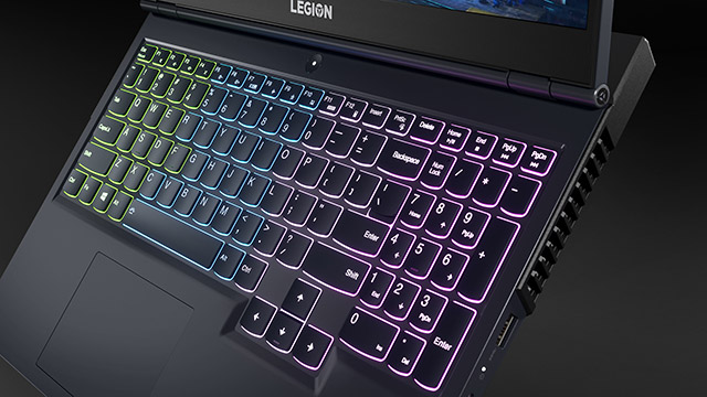 Nahaufnahme eines schwarzen Laptops mit farbig beleuchteter Tastatur. Das Wort "LEGION" ist oben links zu sehen.