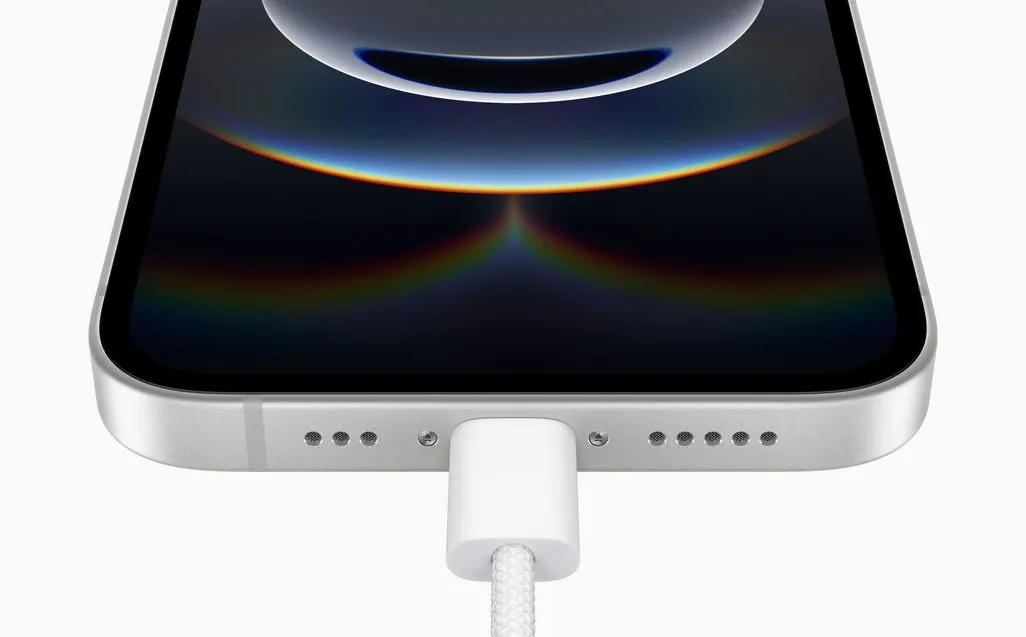 Nahaufnahme eines iPhones mit angeschlossenem Ladekabel.