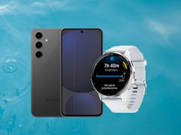 Ein Smartphone und eine Smartwatch vor blauem Hintergrund.