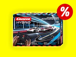 Carrera Rennbahn vor gelben Hintergrund. Rechts oben im Bild ist ein großes Prozentzeichen zu sehen.