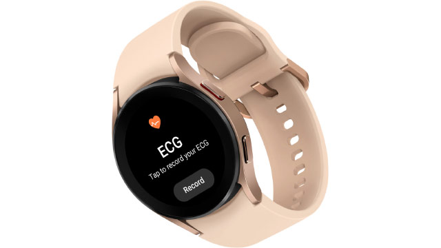 Eine Smartwatch mit beigem Armband zeigt auf einem schwarzen Bildschirm die Option zur Aufzeichnung eines EKGs.