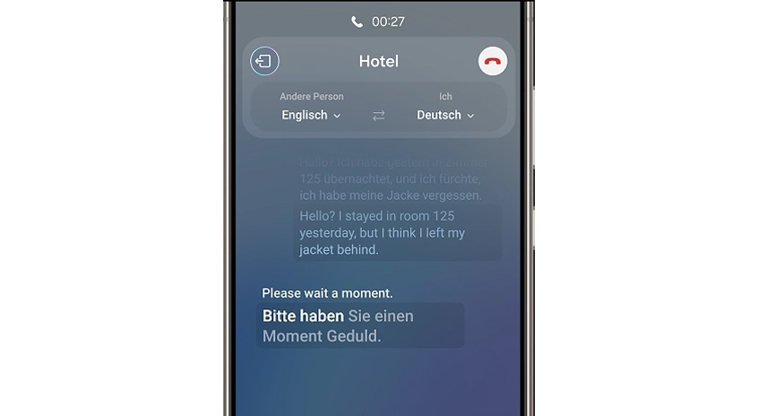 Auf einem Smartphone-Bildschirm ist ein Anruf mit Übersetzung von Englisch zu Deutsch zu sehen. "Bitte haben Sie einen Moment Geduld" wird angezeigt.