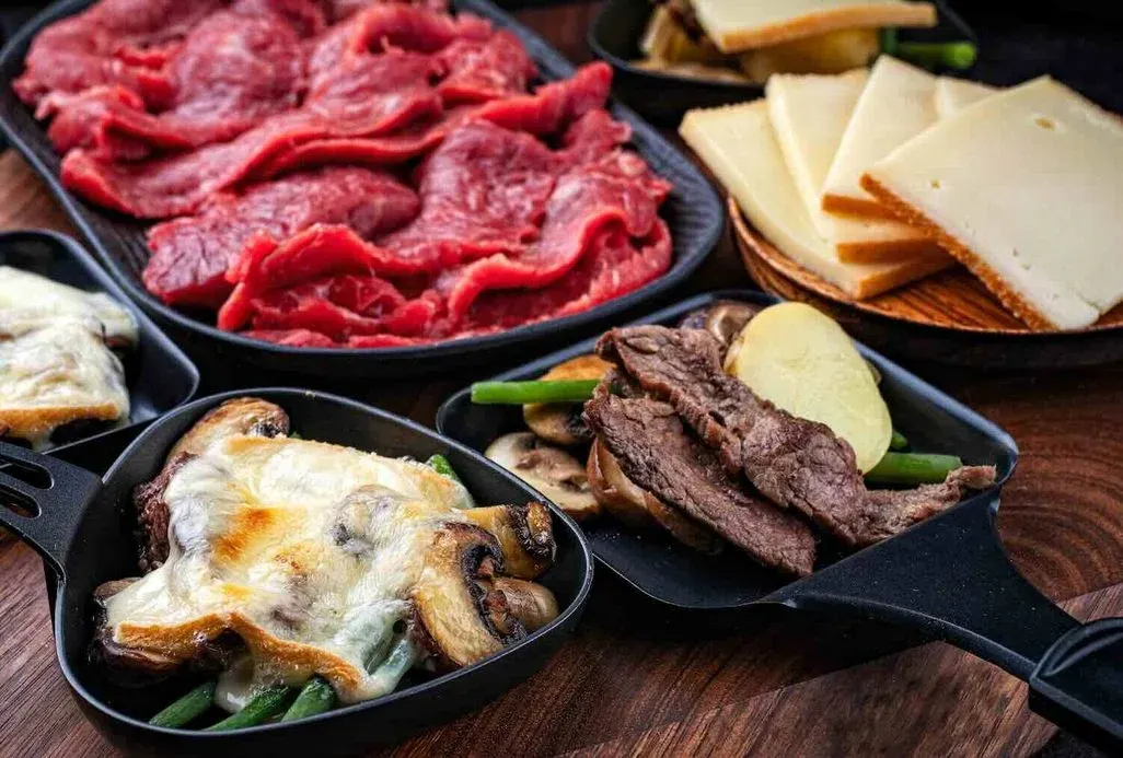 Teriyaki-Raclette mit Rindfleisch, Käse und Gemüse.