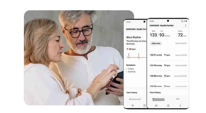 Ein Paar betrachtet Gesundheitsdaten auf zwei Smartphones. Die Bildschirme zeigen Blutdruck- und EKG-Werte mit zugehörigen Symptomen.