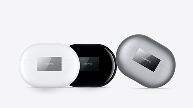 Drei ovale Huawei-Kopfhörerhüllen in Weiß, Schwarz und Silber mit rechteckigen Logos vor einem weißen Hintergrund.