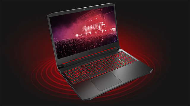 Ein schwarzer Laptop mit roter Tastatur zeigt ein rotes Konzertbild auf dem Bildschirm. Rote Kreise darunter.