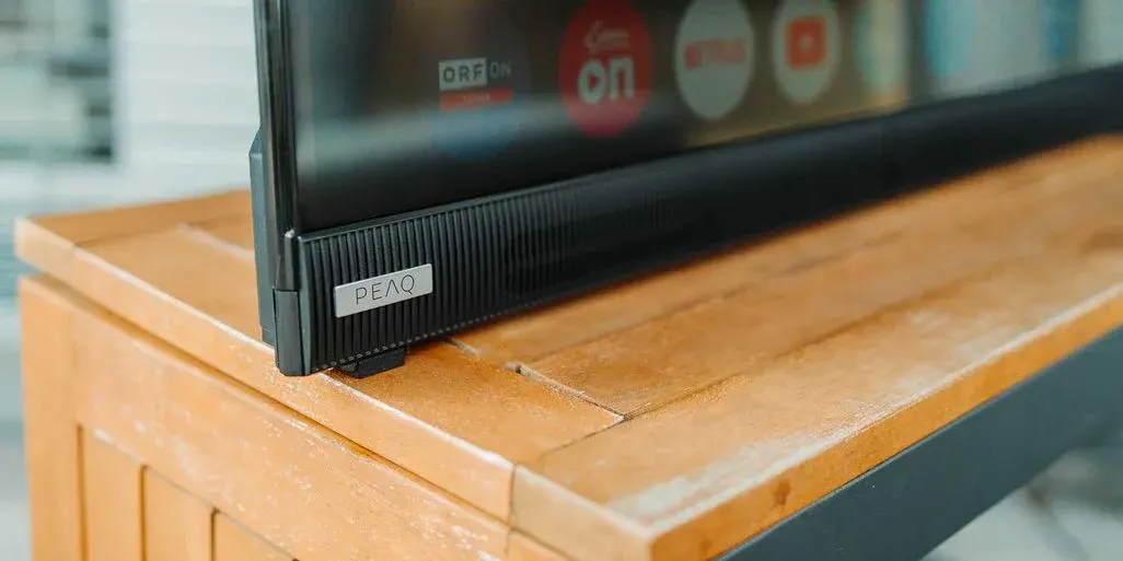 „PEAQ 32GH-5024C“: Portabler TV für unterwegs und darüber hinaus auch für draußen.