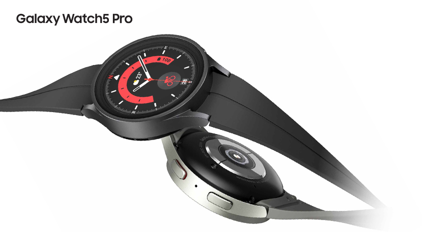 Nahaufnahme von zwei Galaxy Watch5 Pro Smartwatches mit schwarzem Armband auf hellem Hintergrund.