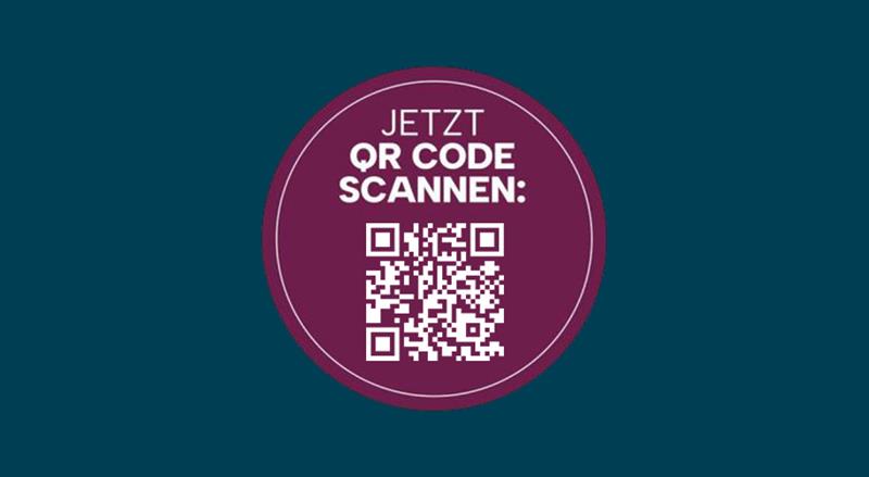 QR-Code in einem lila Kreis auf blauem Hintergrund mit der weißen Aufschrift "JETZT QR CODE SCANNEN:".