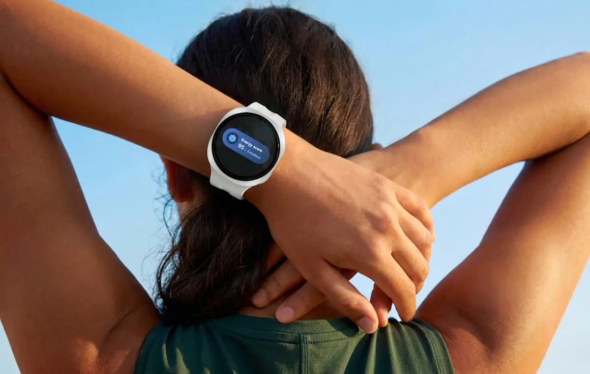 Eine Person ist von hinten zu sehen. Sie hat die Arme hinter dem Kopf gekreuzt, am Handgelenk trägt sie die Galaxy Watch 9 von Samsung.