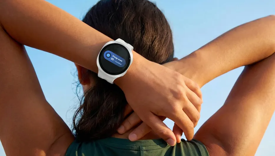 Eine Person ist von hinten zu sehen. Sie hat die Arme hinter dem Kopf gekreuzt, am Handgelenk trägt sie die Galaxy Watch 9 von Samsung.