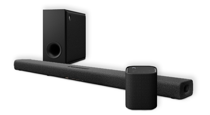 Ein schwarzes Soundsystem mit Soundbar, Subwoofer und Lautsprecher auf weißem Grund.