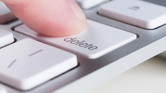 Ein Finger bedient die Löschen-Teaste auf einer Computertastatur