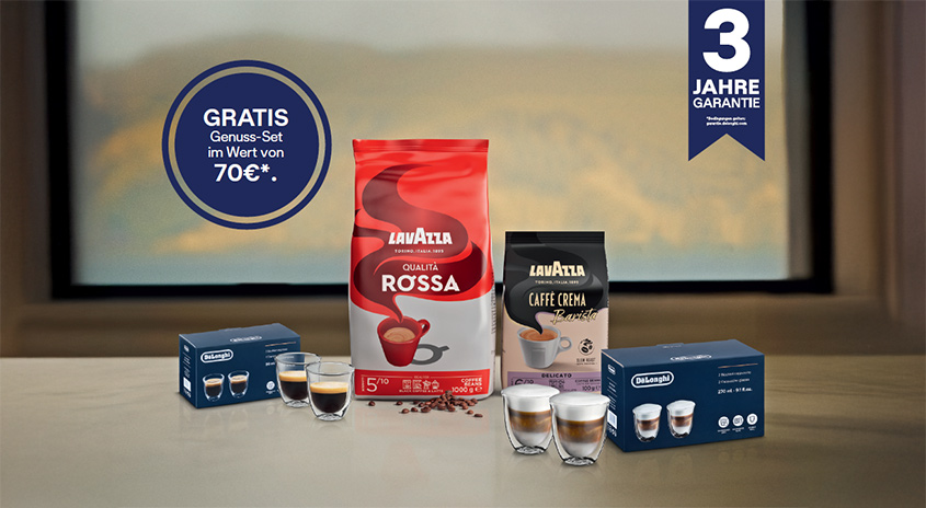 Auf einer Theke stehen Kaffeepackungen, Tassen, Pralinen und eine Geschenkbox der Marken DeLonghi und Lavazza.