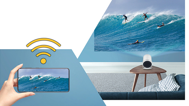 Ein Handy mit WLAN-Symbol zeigt Wellen. Ein Projektor strahlt Wellen an die Wand über einem Tisch und Sofa.