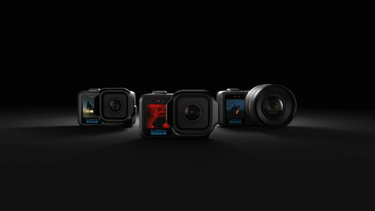 Die drei Kameramodelle der GoPro Mission 1 stehen in schwarzer Umgebung.