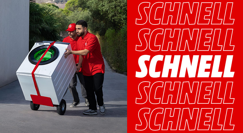 Ein weißer MediaMarkt Lieferwagen steht vor Bäumen. "MediaMarkt" steht in Rot darauf. Ein Mann in rotem Hemd hält ein Haushaltsgerät.