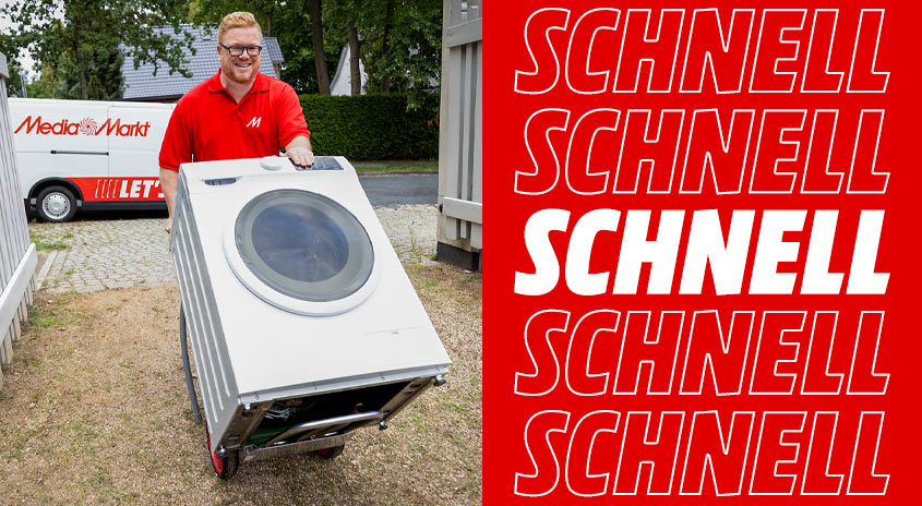 Ein weißer MediaMarkt Lieferwagen steht vor Bäumen. "MediaMarkt" steht in Rot darauf. Ein Mann in rotem Hemd hält ein Haushaltsgerät.