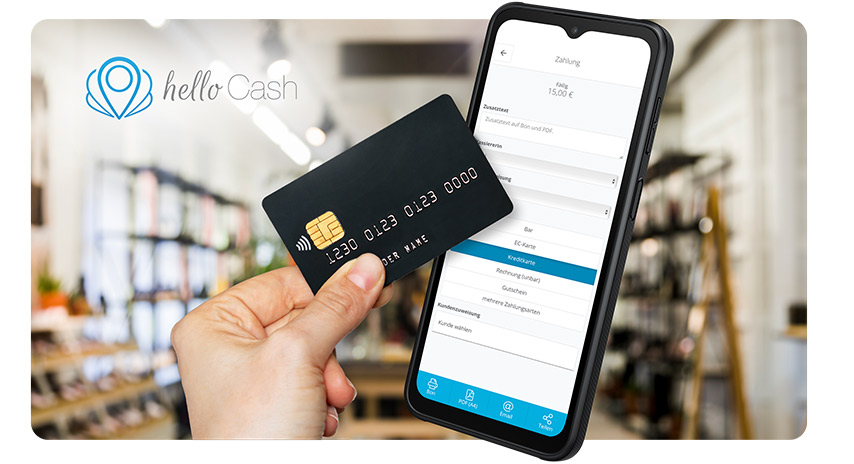 Eine Hand hält eine schwarze Kreditkarte neben ein Smartphone mit einer App vor einem Regal.