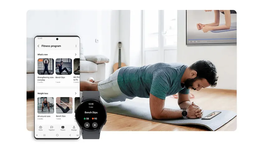 Ein Mann macht eine Plank auf einer Matte, ein Smartphone und eine Smartwatch sind im Vordergrund zu sehen.