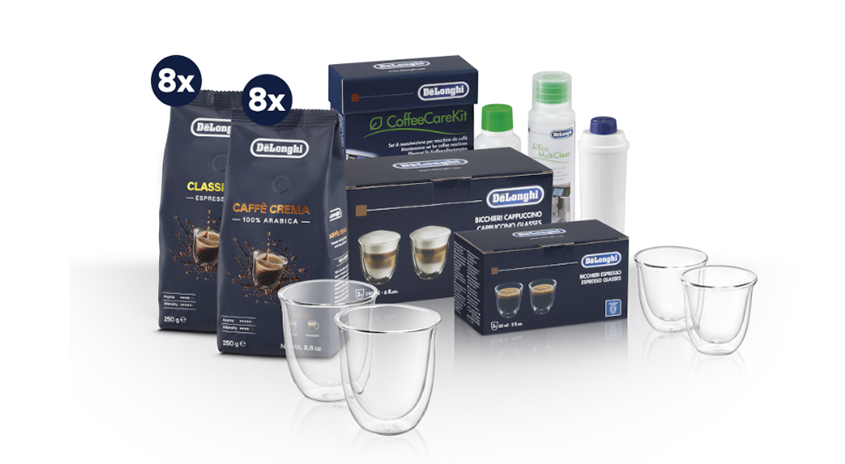 DeLonghi-Kaffee, Reinigungsset und Tassen auf weißem Grund. Acht Packungen Kaffee auf der linken Seite. Drei durchsichtige Tassen vorne.