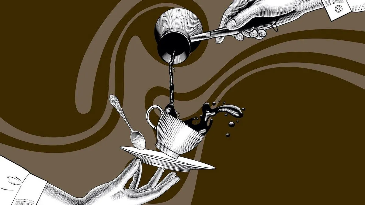 Skizzierte Hände gießen Kaffee aus Kanne in schräge Tasse auf Untertasse mit Löffel, Kaffee spritzt. Brauner Hintergrund mit Wirbeln.
