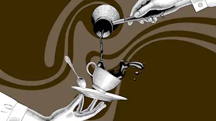 Skizzierte Hände gießen Kaffee aus Kanne in schräge Tasse auf Untertasse mit Löffel, Kaffee spritzt. Brauner Hintergrund mit Wirbeln.