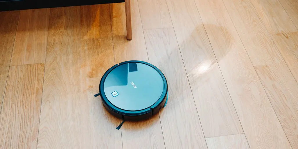 Koenic Saug- und Wischroboter wischt hellen Holzboden