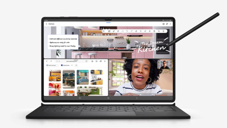 Ein Tablet mit Tastatur zeigt einen geteilten Bildschirm: oben Küchendesign, unten eine Frau im Videoanruf. Ein Stift liegt daneben.