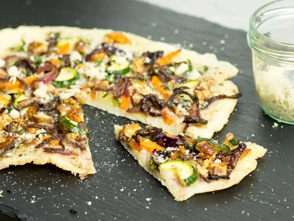 vegane Pizza, ein Stück ist rausgeschnitten