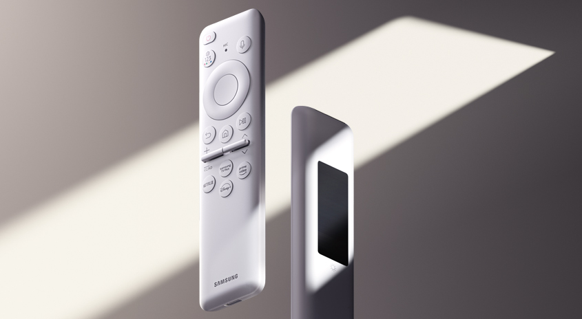 Eine Samsung-Fernbedienung und ein Gerät stehen auf einer Oberfläche, beleuchtet durch helles Licht.