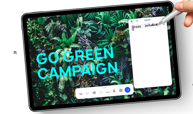 Ein Tablet zeigt einen Dschungel-Hintergrund mit dem Text "GO GREEN CAMPAIGN". Eine Hand schreibt "green initiative" auf ein weißes Notizfeld.