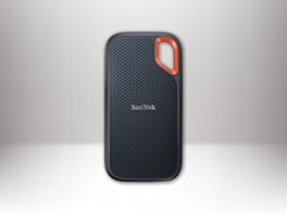 Produktbild einer SSD Festplatte vor weiß-grauem Hintergrund.