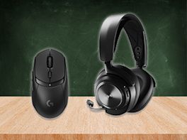 Ein Gaming-Headset und eine Gaming Maus stehen auf einem Holztisch.