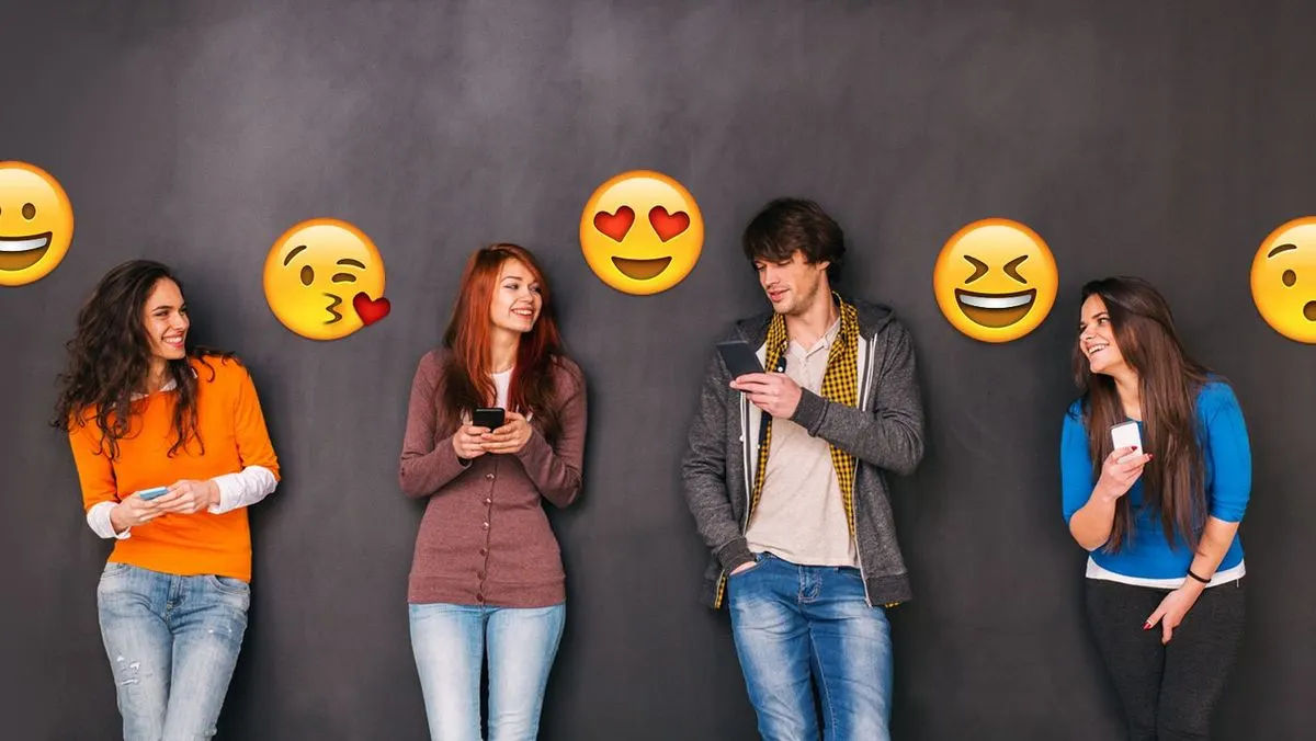 Vier junge Erwachsene lehnen mit Smartphones an einer dunklen Wand, ueber ihnen sind große Emojis mit unterschiedlichen Gesichtsausdrücken angebracht.
