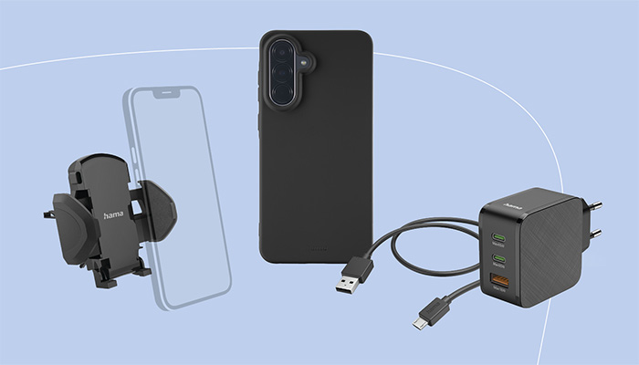 Vier Hama Smartphone-Zubehörprodukte auf hellblauem Hintergrund: links eine schwarze Hama Kfz-Lüftungsschlitz-Handyhalterung mit transparent dargestelltem Smartphone, mittig eine schwarze Hama Smartphone-Schutzhülle mit Triple-Kamera-Aussparung, rechts ein schwarzes Hama USB-Ladegerät mit zwei USB-C-Ports (je max. 65 W) und einem USB-A-Port (max. 18 W) sowie einem angeschlossenen USB-A-auf-Micro-USB-Kabel.