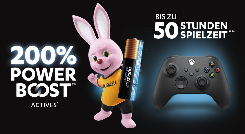 Der Duracell-Hase mit Batterie und Xbox-Controller, präsentiert Batter mit 200% Power Boost™ für bis zu 50 Stunden Spielzeit.