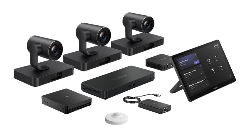 MVC S98‑C5U Microsoft Teams Rooms System: drei PTZ‑Kameras auf Basen, Touch‑Controller, Compute‑Module, Tischmikrofon und Kabeladapter auf weißem Hintergrund.