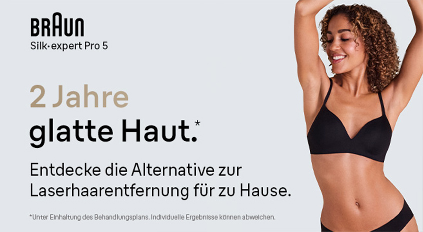  Frau in schwarzem Bikini mit verschränkten Armen lächelt; Text "BRAUN Silk·expert Pro 5 – 2 Jahre glatte Haut. Entdecke die Alternative zur Laserhaarentfernung für zu Hause."