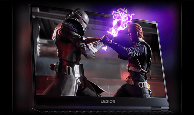 Auf dem Laptopbildschirm kämpfen zwei Figuren mit lila Lichtschwertern. Das Lenovo "Legion"-Logo ist unten zu sehen.
