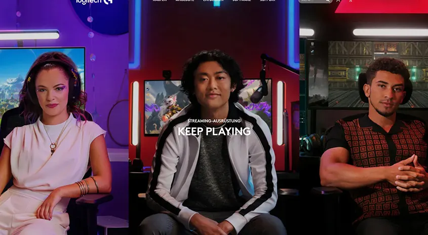 Drei Personen sitzen vor Gaming-Setups mit Bildschirmen und LED-Beleuchtung. "Streaming-Ausrüstung KEEP PLAYING" steht in der Mitte. Logitech Logo ist sichtbar.