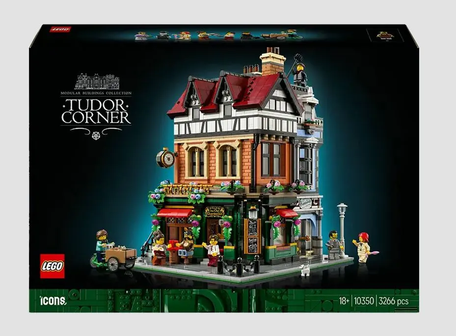 Lego Verpackung des Eckhauses im Tudor Stil, Das Eckhaus und Lego Figuren sind auf der Packung zu sehen