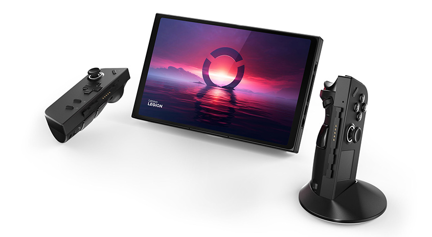 Ein schwarzes Gaming-Tablet mit Ständer und zwei Controller auf einem weißen Hintergrund. Das Tablet zeigt ein Logo.