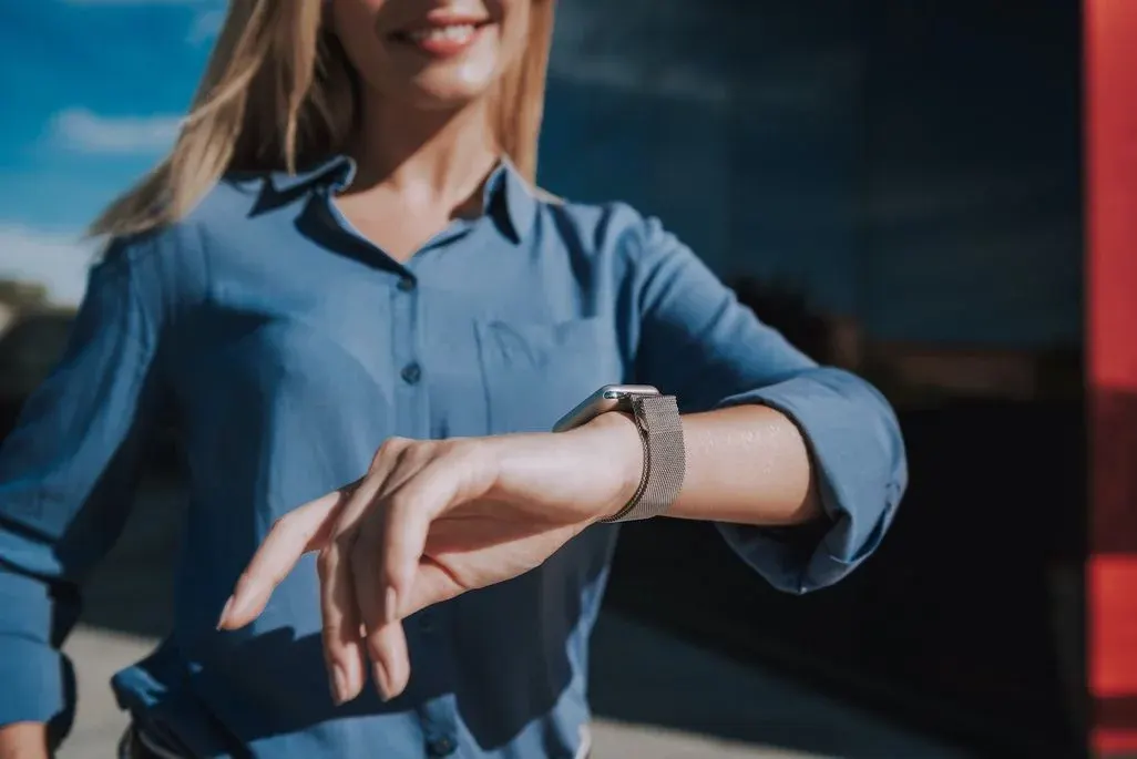 Frau checkt dabei zuerst die Smartwatch.