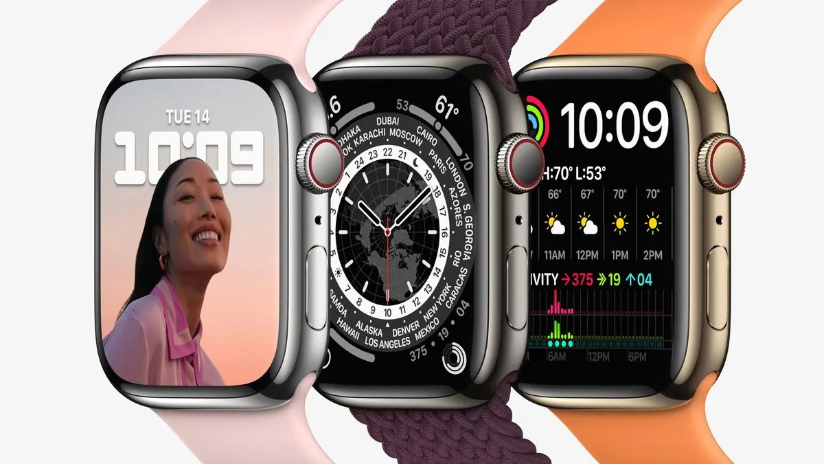 Drei Apple Watches mit verschiedenen Zifferblättern und Armbändern nebeneinander.