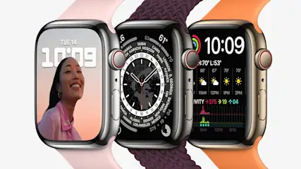 Drei Apple Watches mit verschiedenen Zifferblättern und Armbändern nebeneinander.