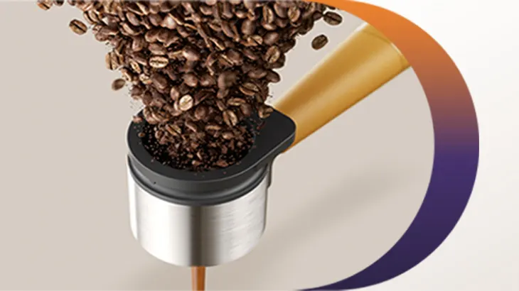 Nahaufnahme frischer Kaffeebohnen, die in einen metallenen Siebträger fallen, während darunter ein cremiger Espresso in warmen Braun- und Goldtönen extrahiert wird.