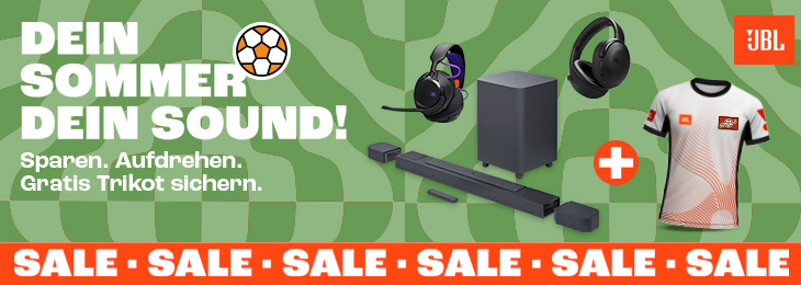 JBL Sommeraktion: "Dein Sommer, dein Sound!" – JBL Kopfhörer, Soundbar, Fußball und kostenloses Schweizer Trikot mit SALE-Angebot auf grünem Hintergrund.